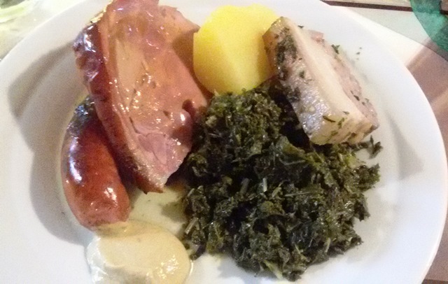 ein Teller mit Grünkohl, Kartoffeln und Wurst