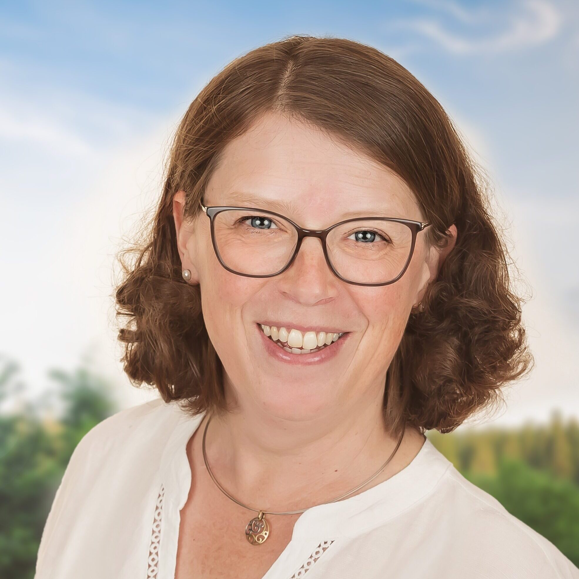 Portraitfoto einer Frau mit Brille