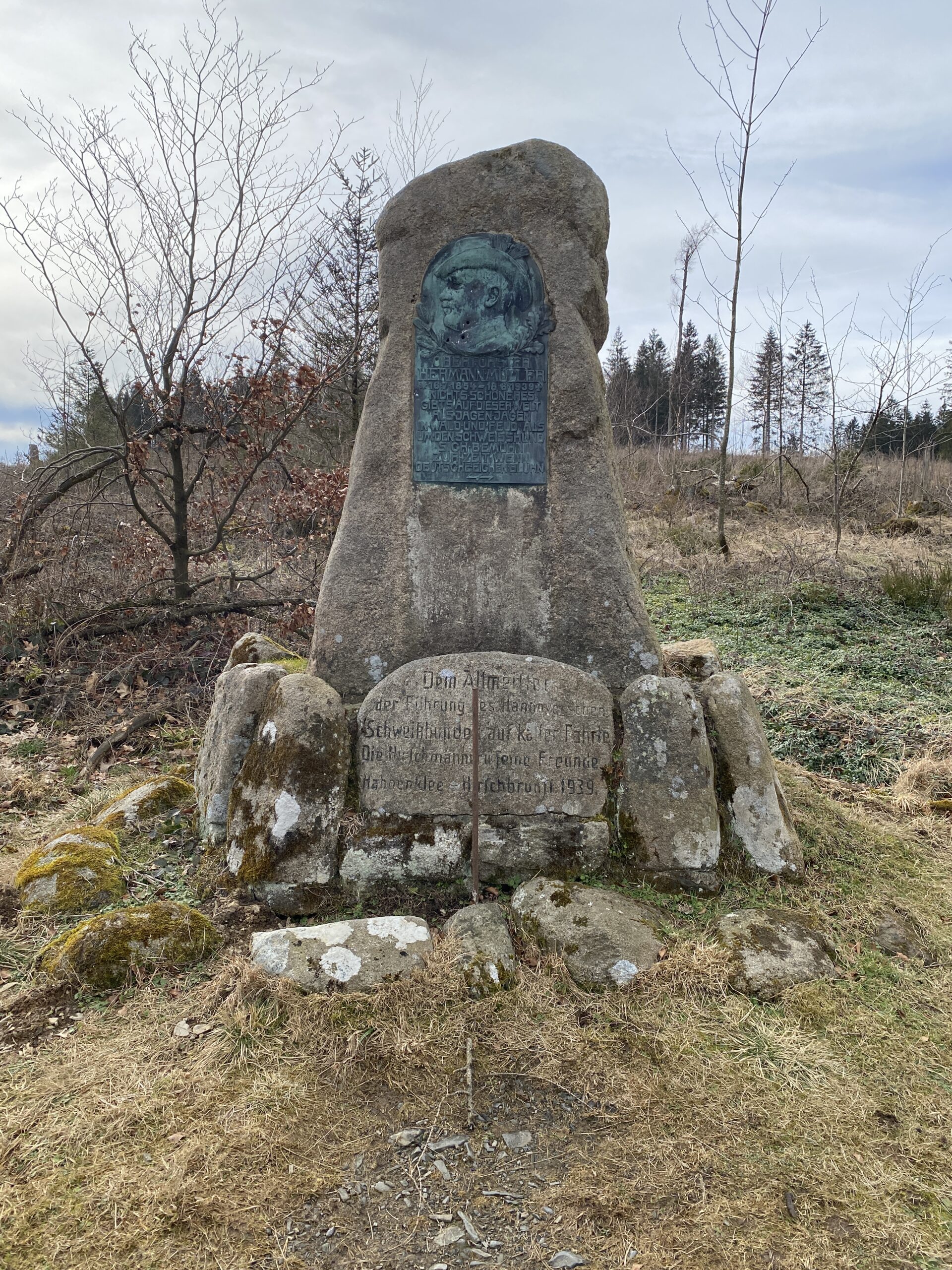 Ein Denkmal aus Oberharzer Granitblöcken steht auf einer kahlgeschlagenen Waldfläche. Eine Bronzetafel erinnert an Oberförster Hermann Müller, der 1939 verstarb. Er hatte sich um die Zucht Hannoverscher Schweißhunde verdient gemacht.