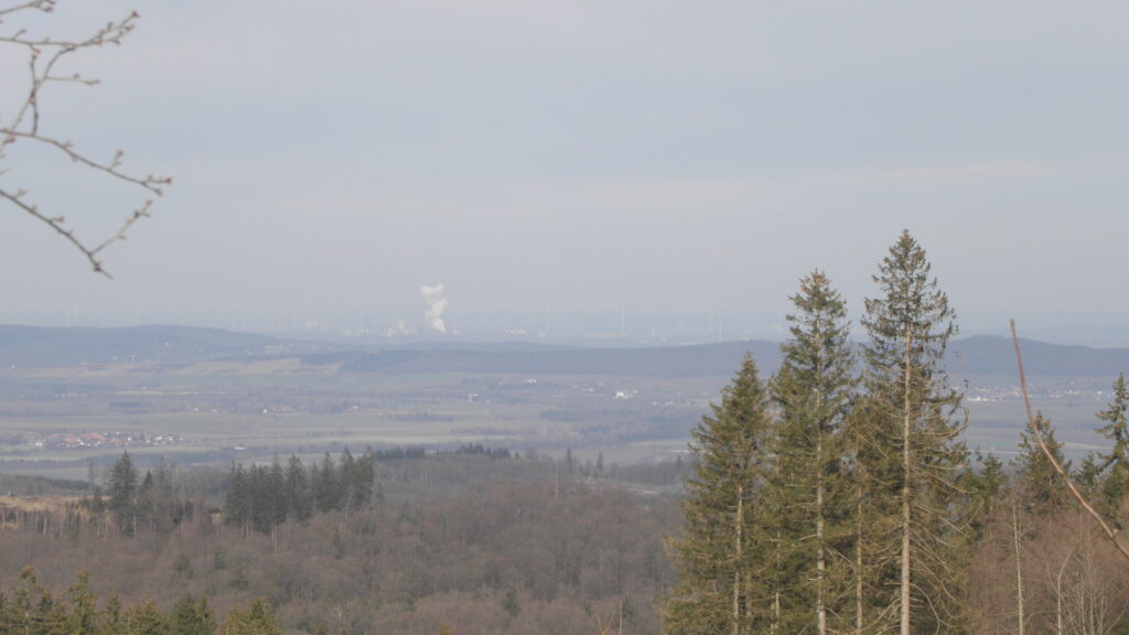 Blick in das nördliche Harzvorland über das Innerstetal zum Salzgitter Höhenzug. Dahinter das Stahlwerk Salzgitter in Watenstedt