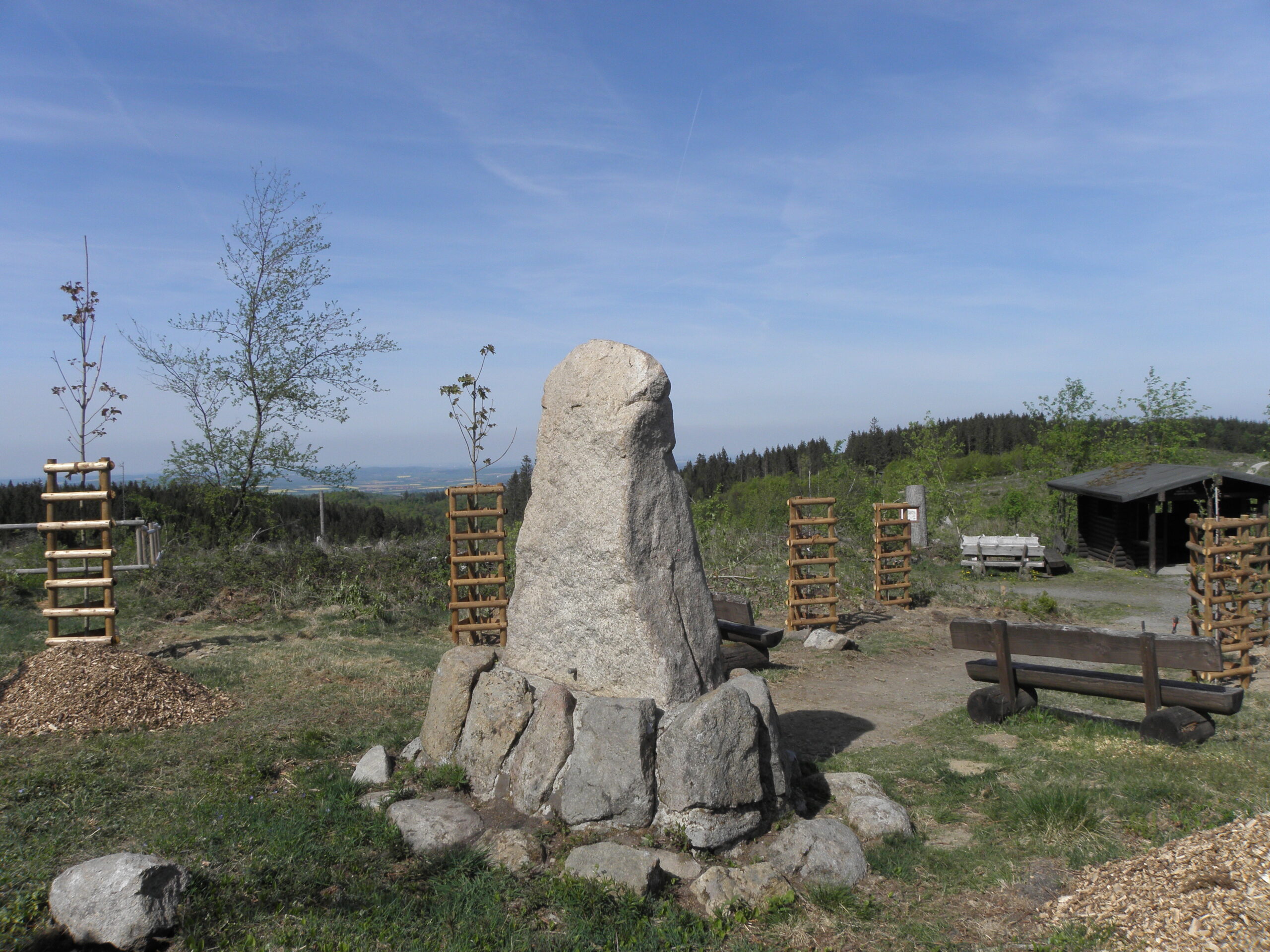 Ein großes Denkmal aus Granitblöcken ist von neugepflanzten Bäumen, 2 Bänken und 1 Hütte umgeben. Von dort aus hat man einen tollen Blick in das nördliche Harzvorland bei Salzgitter.