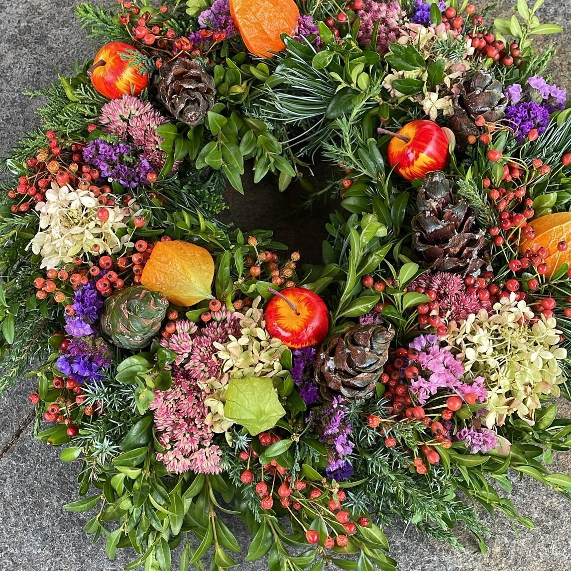 Ein Naturkranz aus Materialien , die es im Garten gibt. Unsere Hobbyfloristin fertigt bildhübsche saisonaöe Kränze an, die zu den Öffnunghszeiten am WE im Heimazmuseum erworben werden können. Der Erlös dient als Spende dem Erhalt des Museums