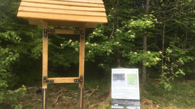Gerüst der Holz-Infotafel mit Dach am Keilerstieg
