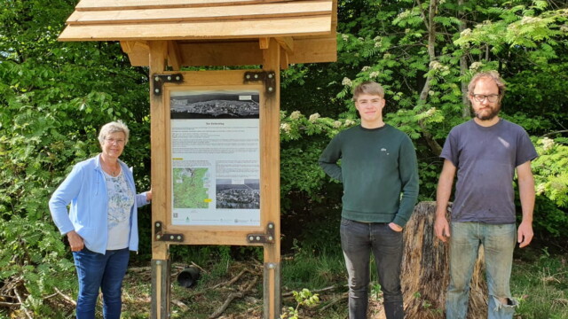 Neue Holz-Infotafel mit Dach am Keilerstieg