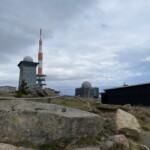 Brockengipfel Wir sehen die 4 markanten Wahrzeichen des Brocken: Das Brockenhotel, den Sendemast,das Brockenmuseum und den Brockenbahnhof